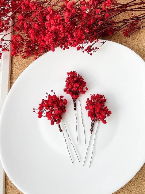 Red hair pins for wedding made with red gypsophila flowers. Hair Pins For Wedding, Gypsophila Hair, Dried Gypsophila, Flower Hair Clips Wedding, Red Hair Accessories, Flower Hair Piece, Cat Embroidery Design, Diy Fabric Jewellery, Flower Hair Pins