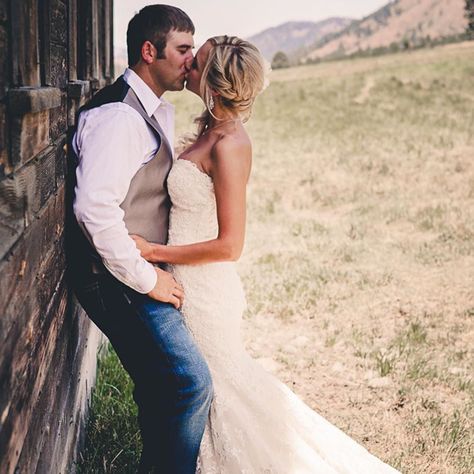 Country Wedding Poses Ideas, Country Wedding Party Photos, Country Wedding Photo Ideas, Barn Wedding Photo Ideas, Wedding Farm Photos, Tractor Wedding Photos, Wedding Tractor Pictures, Wedding Pictures With Tractors, Tractor Wedding