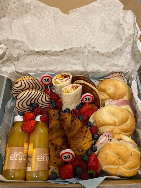 Breakfast Box Ideas Gift, Brunch Box Ideas, Brunch Box Breakfast, Breakfast Boxes, Sandwich Buffet, Dinner Date Aesthetic, Breakfast Gift Basket, Diy Brunch, Breakfast Gift