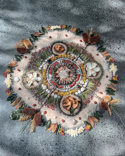 A very special Earth Altar for a retreat with @w.th.n.u at @soma.byron in November last year 🥰 I find myself back on Bunjalung Country for the remainder of the year, if your in the Northern Rivers, NSW and would like to bring some Earth Altar magic to your event or you feel inspired to collaborate with workshops or gatherings, please get in touch. Feels good to be here! ∗ ∗ ∗ ∗ ∗ #earthaltar #mandalamagic #healingthroughnature #connection #naturalmedicine #mindbodyspirit #mindbodyspiritcon... Ancestor Altar Setup, Shaman Altar, Earth Altering, Circles In Nature, Nature Altar, Natural Mandala, Earth Altar, Altar Inspiration, Crystal Mandala