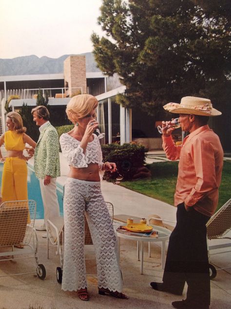 Retro Pool Parties, Palm Springs Fashion, Kaufman House, Palm Springs Vintage, Palm Springs Party, Vintage Palm Springs, Poolside Glamour, Patti Hansen, Pool Party Outfits