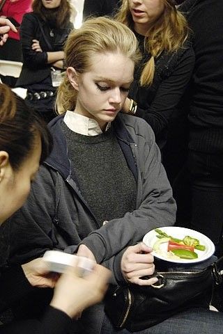 Models Eating Backstage, Models Eating Food, Model Eating, Runway Backstage, Model Diet, Models Backstage, Erin Heatherton, Model Lifestyle, Vs Models