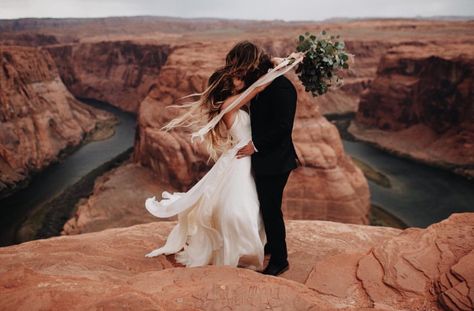 Engagement photo at horseshoe bend, AZ Antelope Canyon Elopement, Horseshoe Bend Wedding, Horseshoe Bend Elopement, Utah Bride, Arizona Wedding, Adventure Wedding, Adventure Elopement, Junebug Weddings, Horseshoe Bend