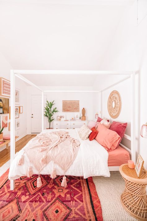 Bright Bedding Inspiration, Fun Coastal Bedroom, Neutral Room With Pop Of Color, Blush Pink Boho Bedroom, Statement Wall Bedroom, Modern Hippie Bedroom, Boho Pink Bedroom, Bright Boho Bedroom, Hawaii Apartment