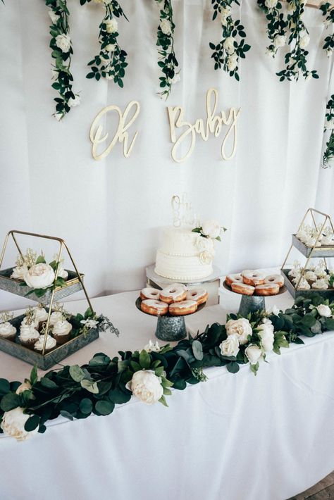 Green, white and gold baby boy shower. Shower Transformation, Idee Babyshower, Decoration Evenementielle, White Baby Showers, Green Baby Shower, Baby Shower Brunch, Spring Baby Shower, Girl Baby Shower Decorations