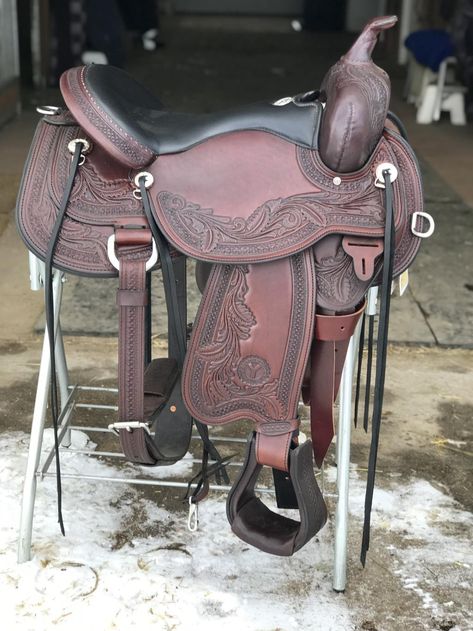 CIRCLE Y JULIE GOODNIGHT MONARCH FLEX2 SADDLE FOR SALE: model #1752 Colour "walnut" Tooling "leaf with border" Tree "Flex2 wide Seat 17" Brand new, never used saddle. Includes matching rear cinch https://www.northernhorse.com/classifieds/AdDetails_tack.asp?ID=2868 #saddlesforsale #JulieGoodnight #Flex2Saddle Saddles For Sale, Saddle, Walnut, Brand New