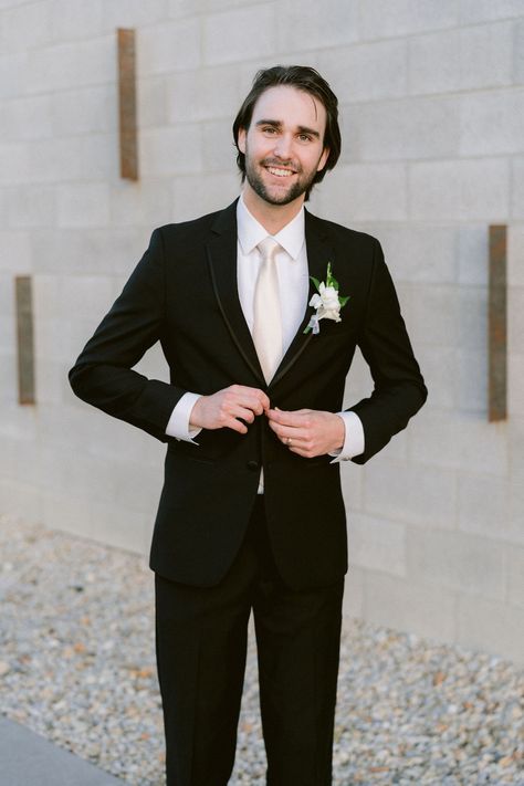 Black Formal Outfit Men, Black Formal Outfit, Black Wedding Tuxedo, Formal Outfit Men, Groomsman Suits, Classic Black Tuxedo, Groomsmen Style, Groom And Groomsmen Suits, Groom Tux