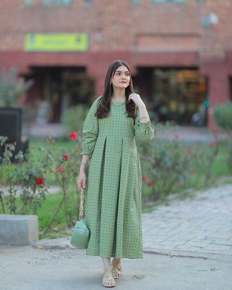 Lawn Frock Design 2024, Lawn Long Frock Design, Churidar Design, Long Kameez, Summer Dress Outfits Casual, Dress Design Pakistani, Frock Suit, Bling Makeup, Kurti Fashion