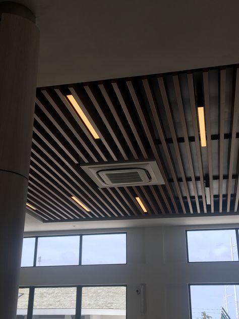 Wood Slat Ceiling, Metal Ceilings, Baffle Ceiling, Tray Ceilings, Office Ceiling, Interior Ceiling Design, Office Interior Design Modern, Kitchen Cook, Ceiling Design Modern