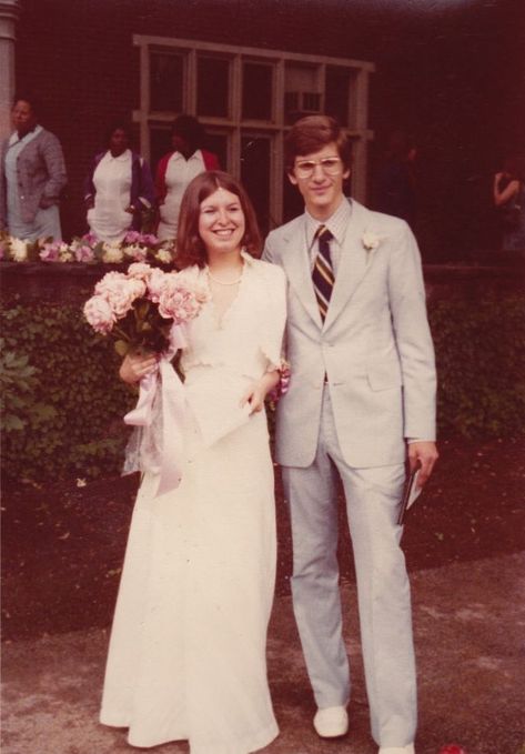 32 Cool Photos Show What Weddings Looked Like in the 1970s ~ Vintage Everyday 1970s Wedding Reception, 1970s Wedding Photos, 70s Wedding Photos, 1970 Wedding, 1990s Wedding, 1970s Photos, Vintage Wedding Groom, Old Wedding Photos, Rustic Engagement Photos