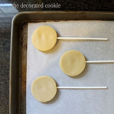 Cookie Pops Recipe, Cookies On A Stick, Lollipop Cookies, Cake Push Pops, No Bake Sugar Cookies, Cookie Sticks, Cookie Bouquet, Cutout Sugar Cookies, Fondant Cookies