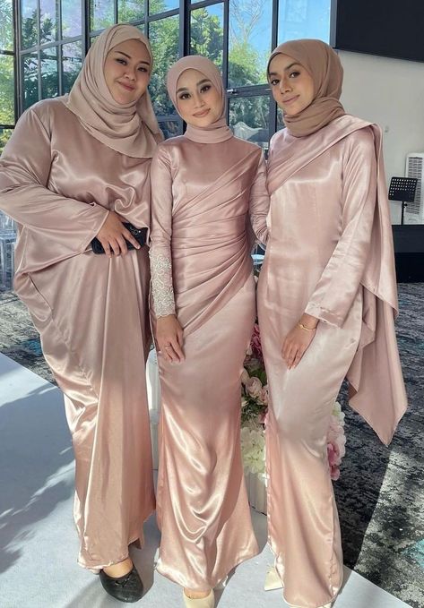 Wisuda Dress, Malaysian Dress, Malay Wedding Dress, Kebaya Dress, Malay Wedding, Dress Inspo, Satin Dress, Satin Dresses, Silk Dress