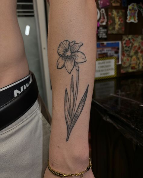 Healed 5 months🤍 . Thanks so much Elliot!!!🙌 . . . . #healedtattoo #tattooartist #work #tattooing #draw #flower #floraltattoo Lil Tattoo, Above Knee Tattoo, Knee Tattoo, Tat Ideas, Tattoo Placement, Thanks So Much, 5 Months, Tattoo Inspo, Above Knee