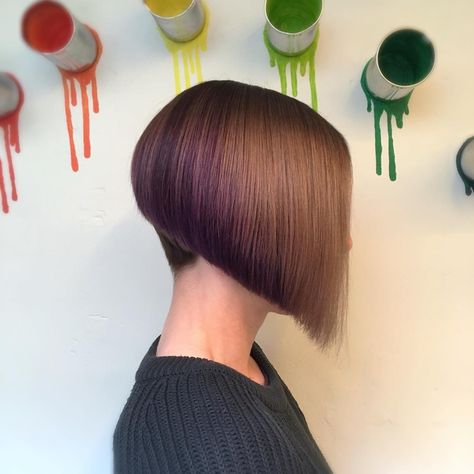 Sharp bob with a touch of purple 💜 Graduated Haircut, Short Stacked Bob Hairstyles, Hairstyle For Black Women, Hairstyle For Long Hair, Graduated Bob Haircuts, Short Hair Designs, Angled Bob Haircuts, Graduated Bob, Stacked Bob Hairstyles