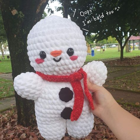 Christmas Crochet Amigurumi Free Pattern, Cute Christmas Crochet, Christmas Crochet Plushies Free Patterns, Crochet Christmas Stuffed Animals, Christmas Crochet Plushie Patterns Free, Snowman Crochet, Snowman Amigurumi Pattern, Christmas Cow Crochet, Crochet Christmas Gift Ideas