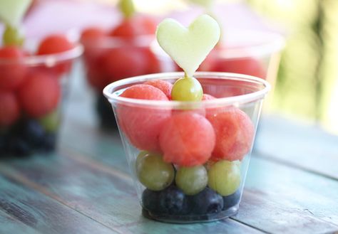 Fruit Cups. Layered with blueberries, grapes, watermelon ball and a cute melon heart cutout. Perfect for your child's class party! Click on link for full tutorial. Church Snacks, Baby Shower Appetizers, Shower Appetizers, Banana Popsicles, Watermelon Ball, Fruit Desserts Easy, Baby Shower Fruit, Fruit Platters, Fruit Kabobs