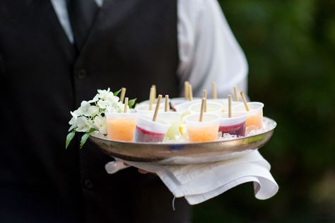 Miniature fruit-flavored ice pops served as sweet passed appetizers during Faith and Brent's outdoor cocktail hour, as well as a nice break from the Savannah, Georgia, summer heat. Cocktail Hour Appetizers, Natural Rustic Wedding, Summer Wedding Food, Summer Wedding Menu, Popsicle Cocktail, Cocktail Hour Food, Cocktail Hour Music, Mason Jar Drinks, Cocktail Appetizers