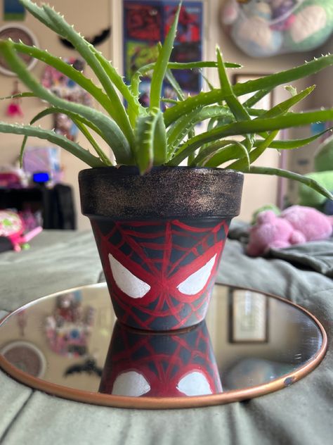 Its a miles morales themed pot Miles Morales Decor, Miles Morales Crafts, Miles Morales Room Decor, Miles Morales Room, Spiderman Custom, Spiderman Decorations, Spiderman Room, Spiderman Gifts, Plant Pot Diy