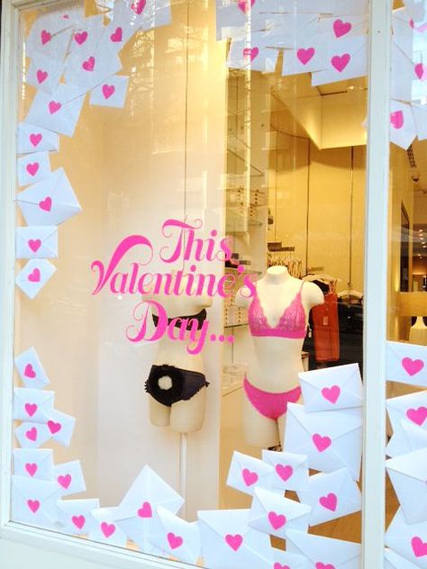 Escaparates San Valentín ideas, inspiración, fotos Craft Shop Window Display, Valentines Window Display, Mannequin For Sale, Visual Merchandiser, Store Window Displays, Retail Windows, Store Windows, Store Window, Shop Window Design