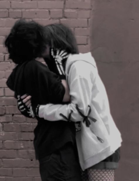 Gender Neutral Pfp Aesthetic, Kissing Game For Couples, Emo Relationship Goals, Emos Making Out, Straddle Hug, Laying On Chest Couple, Gay Vampire Aesthetic, Cool Couple Poses, Pose Reference Photo Couple