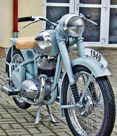 Jawa Motorcycle, Jawa 350, Bmw Motorcycle Vintage, Vintage Moped, Vintage Motorcycle Posters, British Motorcycles, Old Motorcycles, Motorcycle Posters, Scrambler Motorcycle