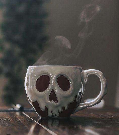 Goth Ceramics, Weird Mugs, Skull Apple, Spooky Coffee, Skull Mug, Goth Home Decor, Clay Mugs, Pottery Crafts, Diy Pottery