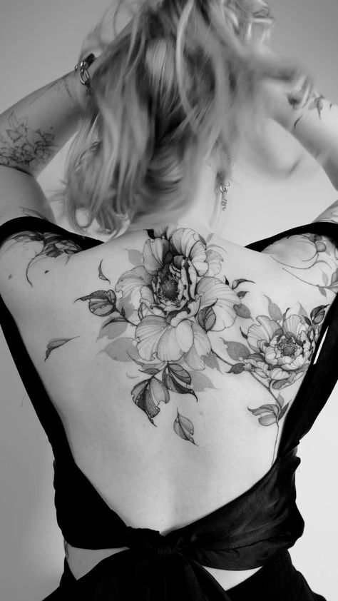 | I love this project😍 Thank you Julia for your trust again. I really appreciate it. 🙏🏻🌸 • #backtattoo #flowertattoos #finelinetattoos… | Instagram Magnolia Cover Up Tattoo, Back Of Neck Floral Tattoo, Back Flower Tattoo, Porcelain Tattoo, Aaa Tattoo, Floral Back Tattoos, Soul Tattoo, Phoenix Tattoo Design, Special Tattoos