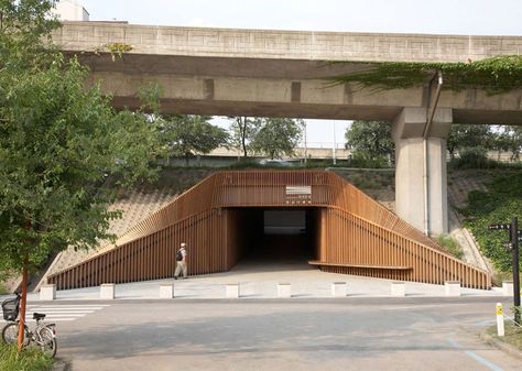 Seongsan Underpass with a reworked entrance in slatted wood hinting at the landscape beyond rather than acting as a reminder of the civil engineering above and below. London Metropolitan University, Landscape Architecture Drawing, Wood Architecture, Changsha, Landscape Architecture Design, Urban Furniture, Pedestrian Bridge, Bridge Design, Diagram Architecture