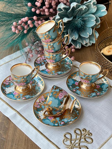 Indulge in the luxurious experience of traditional Turkish coffee with our handcrafted 24K Gold Plated Porcelain Coffee Cup Set. This 12-piece set, designed for 6 people, features exquisite craftsmanship that combines elegance with tradition. Each cup holds 100cc of coffee, perfect for enjoying an authentic Turkish coffee experience. Set Includes: 6 Turkish Coffee Cups (100cc) 6 Turkish Coffee Saucers Please note: All other items shown in the images are for display purposes only and are not incl Turkish Tea Set, Turkish Home Decor, Kitchen Decor Collections, Coffee Saucer, Turkish Coffee Set, Luxury Coffee, Turkish Coffee Cups, Pretty Tea Cups, Turkish Tea