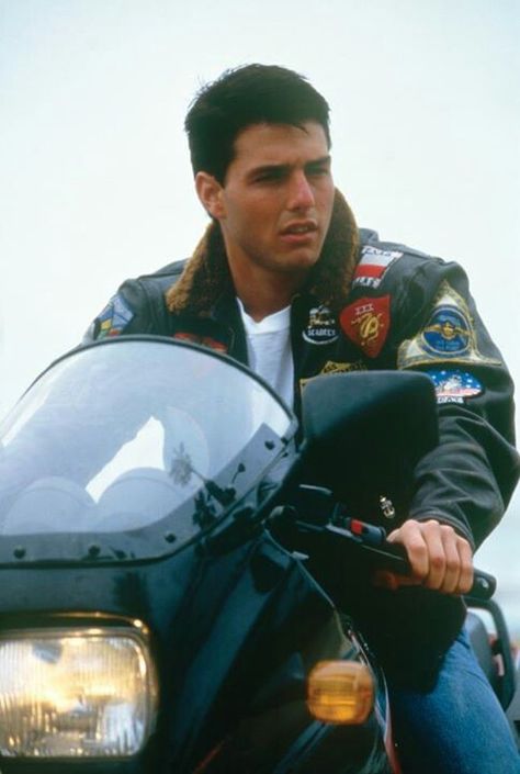 THIS IS MAVERICK RIDING HIS MOTORCYCLE WHICH THEY SHOW HIM ALOT IN THE "GREATEST MOVIE EVER" AND THERE ARE SOME GREAT SCENES IN THE MOVIE WHICH MAVERICK IS ON HIS MOTORCYCLE!! Tom Cruise Hot, Tom Cruise Movies, Val Kilmer, Actrices Hollywood, Marlon Brando, The Perfect Guy, Tom Cruise, Film Serie, Serie Tv