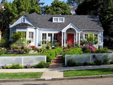 C.B.I.D. HOME DECOR and DESIGN: CURB APPEAL Cottage Front Yard, Hardscape Design, Garden Ideas Cheap, Front Yard Fence, Decor Ikea, White Picket Fence, Hotel Transylvania, Table Metal, Diy Yard