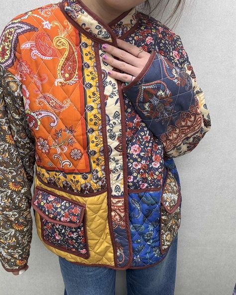 Patchwork jacket for the perfect daily styling! ✨🧥 #EffortlessChic #StyleInspo #patchworkjacket #flowerjacket Patterned Quilted Jacket Outfit, Quilt Jacket Outfit, Quilted Jacket Outfit, Patchwork Quilt Jacket, Patchwork Jacket, Jacket Outfit, Quilted Jacket, Patchwork Quilts, Jacket Outfits