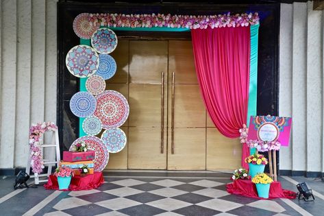 Kite Decor, Mehandi Decor, Kite Decoration, Teachers Day Celebration, Boho Art Painting, Photo Corner, Gate Wall Design, Gate Decoration, School Door Decorations