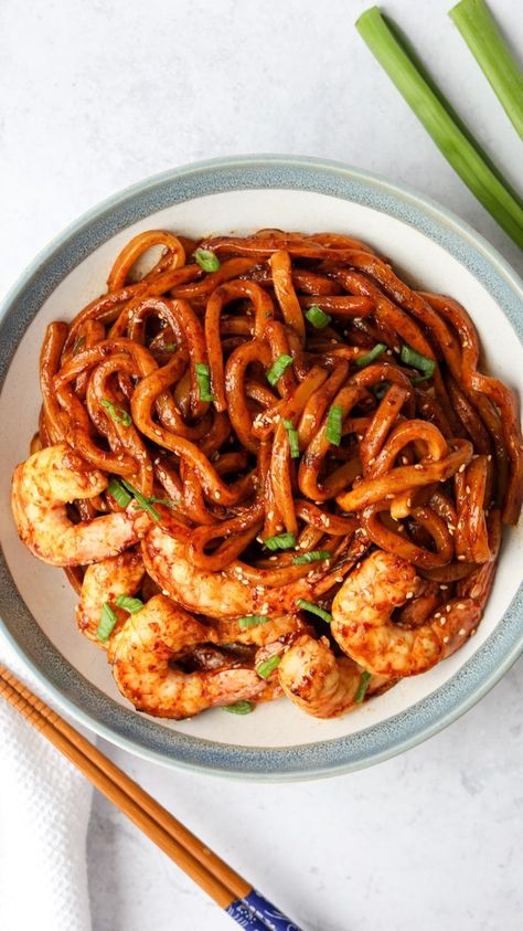 christieathome on Instagram: 15-min. Easy Chili Garlic Shrimp Noodles [visit profile for recipe links!] Udon noodles coated in a delicious aromatic garlic chili oil… Garlic Shrimp Noodles, Chili Garlic Shrimp, Garlic Chili Oil, Shrimp Noodles, Easy Chili, Korean Recipes, Udon Noodles, Chili Oil, Garlic Shrimp