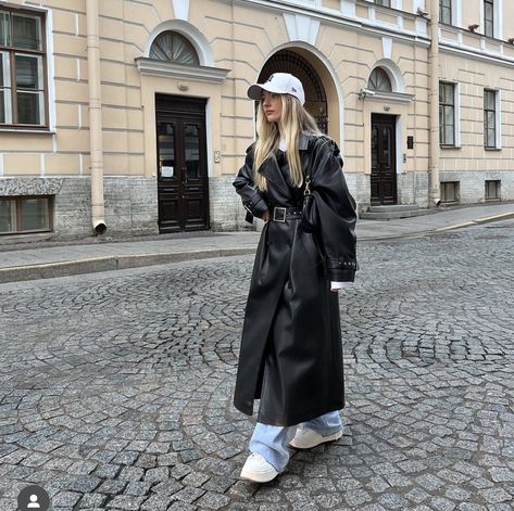 Rome Christmas, Liza Rudkevich, Trench Coat Street Style, Chica Dark, Activewear Photoshoot, Europe Outfits, Leather Trench, Paris Outfits, Photo Outfit