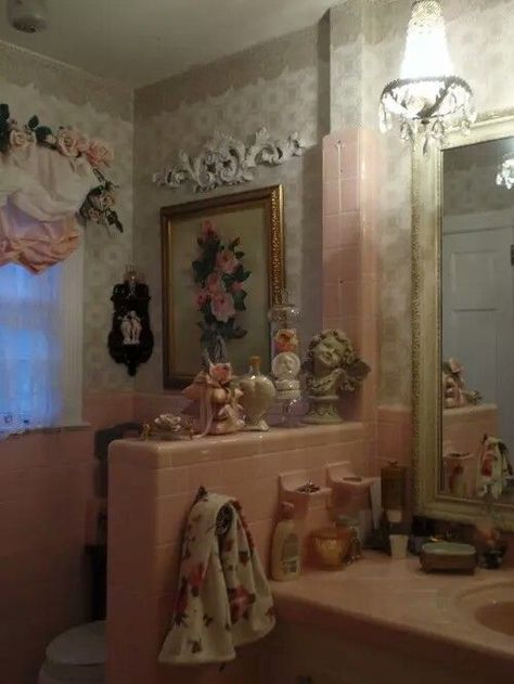 Cozy Bathrooms, Romantic Bathrooms, Pink Tile, Shabby Chic Bathroom, Chic Bathrooms, Pretty Room, Sweet Romance, Dreamy Room, Cute House