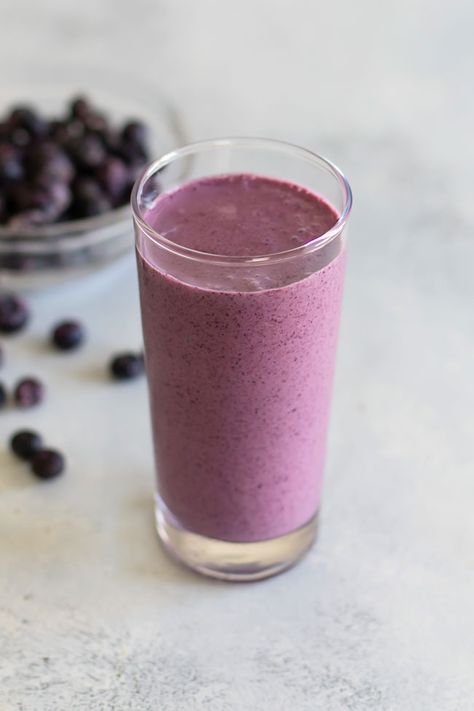 Blueberry Smoothie with yogurt, ginger, lemon and honey #breakfast #smoothies #drinks #blueberries #yogurt #honey Blueberry Smoothie Recipe Easy, Blueberry Yogurt Smoothie, Cottage Cheese Smoothie, Blueberry Muffin Smoothie, Mocha Smoothie, Blueberry Smoothie Recipe, Sweet Smoothies, Blueberry Smoothie, Orange Smoothie