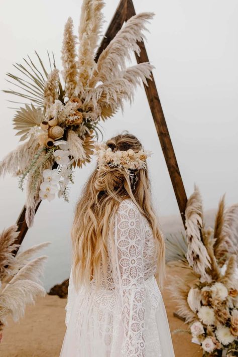 Pampas Grass Arbor Wedding, Boho Beach Wedding Hair, Boho Wedding Hair Flowers, Toffee Roses, Modern Boho Wedding, Church Wedding Flowers, Bohemian Wedding Decorations, Dried Flowers Wedding, Flower Crown Hairstyle