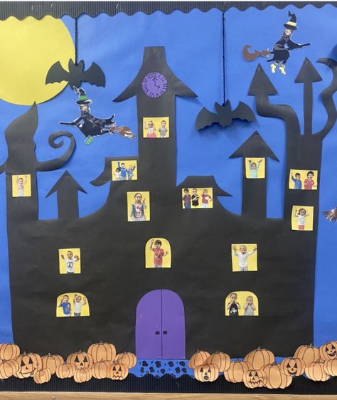 Haunted house board with students pictures on windows!! You can get creative by having them make spooky or scary faces. #october #spooky #halloween #school Haunted House Bulletin Board Ideas, Haunted House Bulletin Board, Classroom Halloween Party Games, Halloween Hallway, Halloween Decorations School, Halloween Mural, Halloween Door Decorations Classroom, 2nd Grade Crafts, Halloween Doors