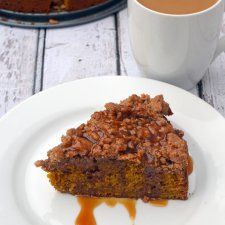 Pumpkin Coffee Cake with Maple Caramel Sauce Pumpkin Spice Chocolate, Maple Caramel, Pumpkin Coffee Cake, Pumpkin Coffee Cakes, Caramel Recipes Sauce, Spiced Chocolate, Chocolate Chip Cake, Pumpkin Coffee, Colorful Cakes