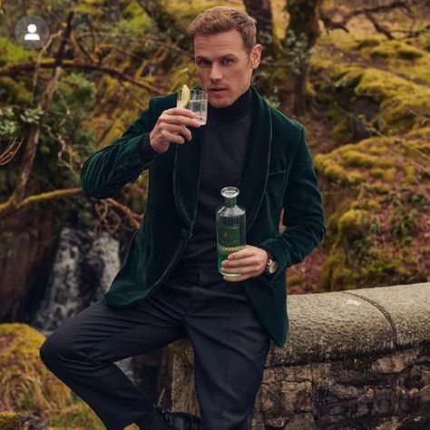 Outlander's Sam Heughan sends fans festive message with cool snap Velvet Blazer Outfit, James Fraser Outlander, Casual Suit Jacket, Fall Suit, Treating Yourself, Man Blazer, Long Sleeve Outerwear, Plaid Suit, Green Blazer