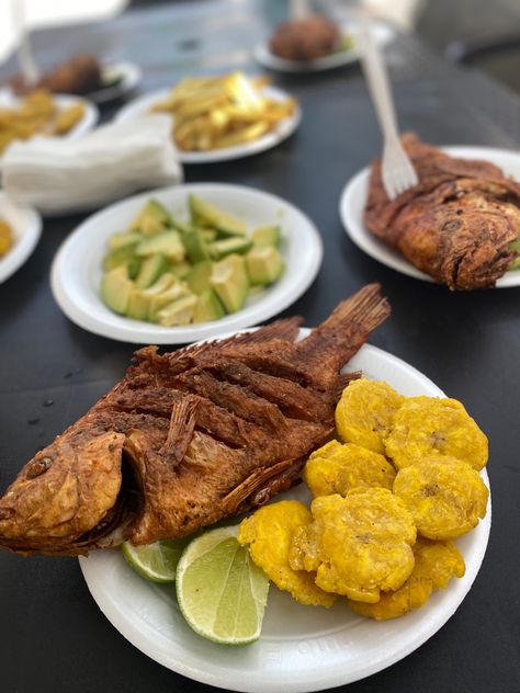 Dominican Drinks, Dominicano Recipes, Fish Bar, Carribean Food, Holistic Recipes, Dominican Food, Haitian Food Recipes, Hispanic Food, Healthy Food Motivation