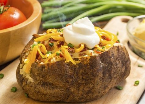 A baked potato can be part of a nutritious meal when you make healthy topping choices, but you'll have to make some minor adjustments when baking a potato at altitudes 3,000 feet above sea level or higher. Cooking Baked Potatoes, Baked Potato Bar, Perfect Baked Potato, Making Baked Potatoes, Potato Bar, Bad Diet, Loaded Baked Potatoes, Twice Baked Potatoes, Blood Glucose