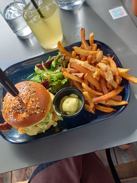 Food fast food aesthetic vibes Hamburger Restaurant, Food Vibes, Hamburger And Fries, Bday Dinner, Hamburger Steak, Burger And Fries, Steak Fries, French Fries, A Restaurant