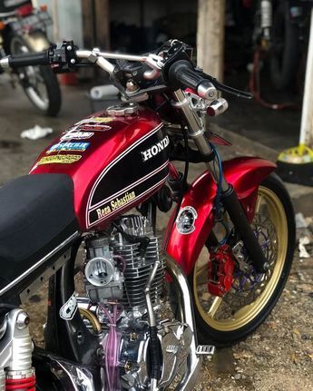 @yuk_dolanan_cb on Instagram: “Reposted from @rez_agm Merah boleh, marah jangan 😁 #cbindonesia #clasikbijak#yukdolanancb #sedulurpaido #cbmerahmaron #cbmodifikasimadiun…” Cb 100 Classic, Herex Cb, Cb Wallpaper, Motor Cb, Cb 100, Boy Snaps Pic, Honda Dirt Bike, Honda Cb 100, Album Cover Wallpaper Collage