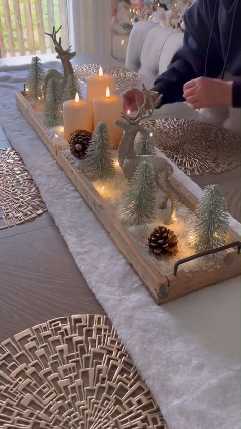 Dekoratívne Vence, Pretty Christmas Decorations, Deco Table Noel, Christmas Table Centerpieces, Christmas Centerpieces Diy, Christmas Decor Inspiration, Christmas Themes Decorations, Xmas Deco, Christmas Decorations Living Room