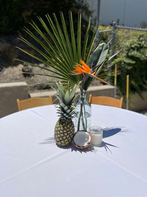 Coconut Centerpiece Ideas, Coconut Centerpiece, Pool Party Table Decorations Centerpieces, Tiki Wedding Centerpieces, Caribbean Decor Tropical Style, Classy Luau, Pineapple Centerpiece Ideas, Tropical Cocktail Table Decor, Pineapple Coconut Centerpiece