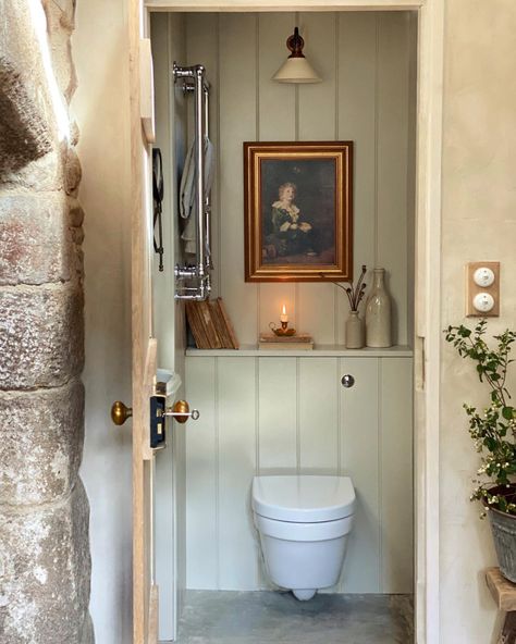 English Country Bathroom, Guest Ensuite, Cottage Showers, Small Downstairs Toilet, Modern Country Decor, Cloakroom Toilet, Garage Bathroom, Powder Bathroom, Small Toilet Room