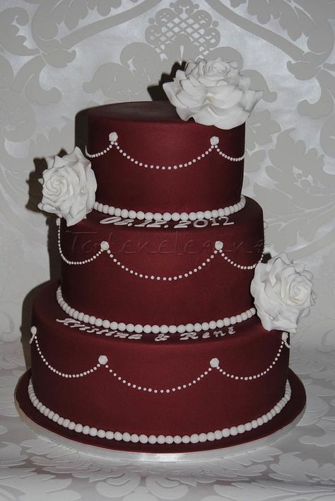 Dark Red Wedding Cake, Wedding Cake Dark, Wedding Cakes Maroon, Red Wedding Cake, Dark Red Wedding, Quince Cakes, Quince Cake, Burgundy Wedding Cake, Round Wedding Cakes