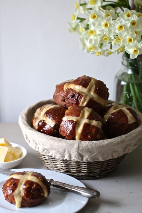 Chocolate and orange spiced hot cross buns Delicious Magazine Recipes, Easter Feast, Easter Recipe, Yeast Breads, Orchard Wedding, Delicious Magazine, Brunch Buffet, Traditional Recipes, Garden Weddings